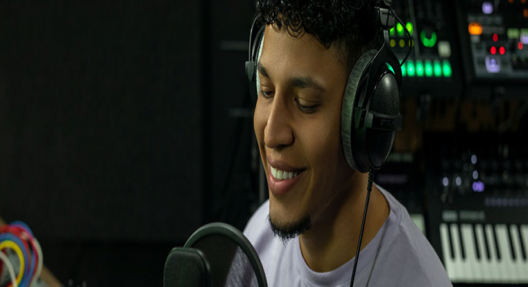 Rosalía hits back at disgusting artist who shared Photoshopped photos 